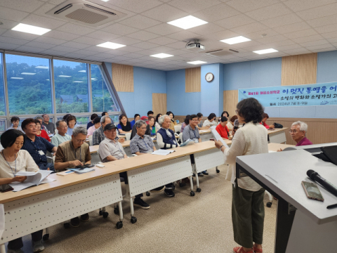 여름소설학교 참가자들이 부산소설가협회 정영선 회장의 이야기에 귀를 기울이고 있다.