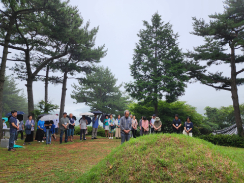 여름소설학교 참가자들이 박경리 소설가 묘소에 참배하고 있다.