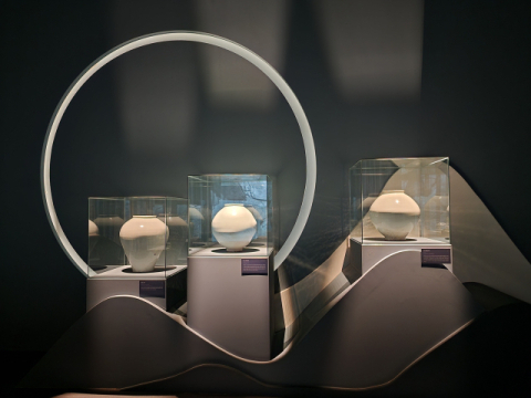 부산박물관 '수집가전'에 달항아리들이 전시되어 있다. 부산일보DB