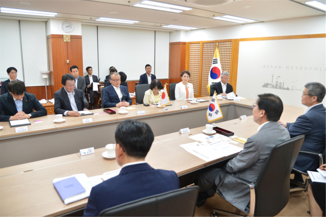 박형준 부산시장 등 부산시 관계자들과 일본 입헌민주당 한일우호의원연맹 의원들이 지난 9일 시청 국제의전실에서 교류 협력 방안을 논의하고 있다. 부산시 제공
