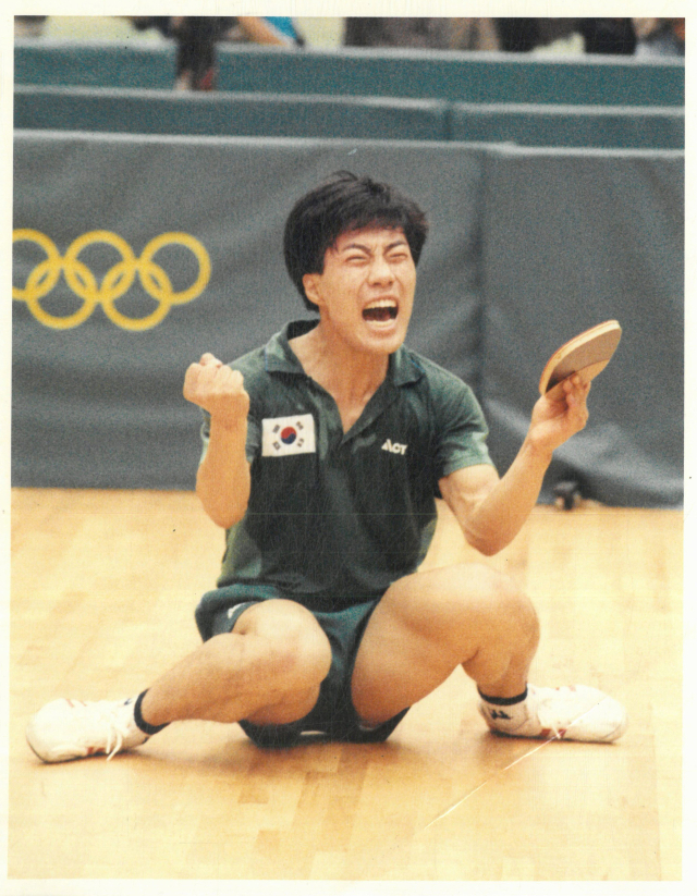 유남규 감독이 1988년 서울 올림픽 탁구 남자단식 결승에서 금메달을 확정짓자, 경기장에 주저앉아 환호하고 있다. 부산일보DB(사진공동취재단)