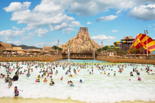 롯데워터파크는 오는 13일 이른 무더위를 한 번에 날려줄 ‘썸머 웨이브’ 시즌을 개막한다. 사진은 국내 최대 규모의 파도 풀 ‘자이언트 웨이브’. 롯데워터파크 제공