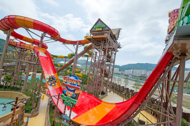 야외 슬라이드 ‘자이언트 부메랑고’. 롯데워터파크 제공