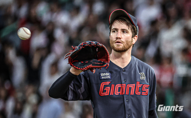 부상에서 돌아와 10일 SSG전에서 완벽한 투구를 펼친 롯데 자이언츠 에이스 찰리 반즈. 롯데 자이언츠 제공