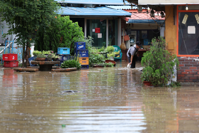 지난해 7월 대구 동구 동촌유원지의 한 식당이 폭우로 침수돼 있다. 연합뉴스