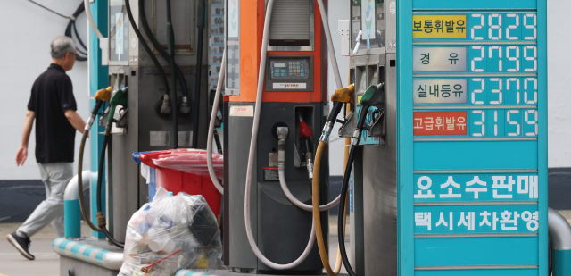유류세 인하율이 이달 1일부터 축소되면서 시중에서 판매하는 보통휘발유(이하 휘발유) 및 자동차용 경유(경유) 가격도 L(리터)당 약 30원·31원 수준 각각 오른 것으로 나타났다. 지난 7일 서울 시내 주유소 모습. 연합뉴스