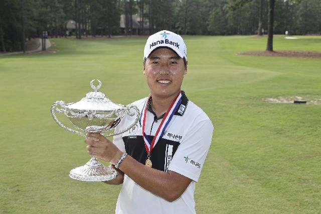 2022년 7월 장애인 US오픈 초대 챔피언에 등극해 트로피를 들어올린 이승민. 연합뉴스