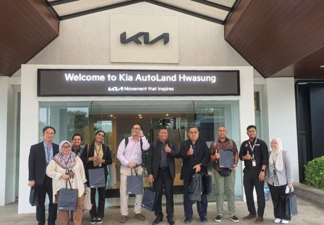 지난 10일 기아자동차 화성공장을 방문한 말레이시아 대표단이 기념촬영을 하고 있다. 에너지공단 제공