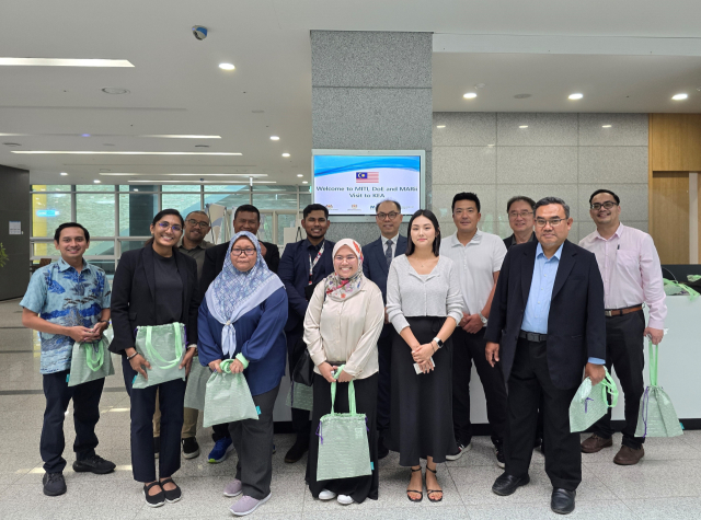 111일 말레이시아 대표단이 울산 한국에너지공단 본사에 방문, 기념촬영을 하고 있다. 에너지공단 제공