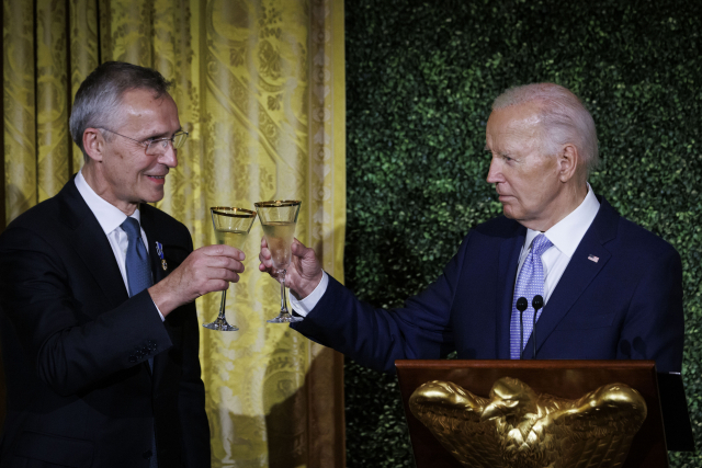 조 바이든(오른쪽) 미국 대통령이 10일(현지시간) 워싱턴DC 백악관에서 옌스 스톨텐베르그 북대서양조약기구(나토) 사무총장과 건배하고 있다. EPA연합뉴스
