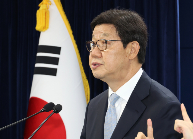 의료개혁특별위원회 노연홍 위원장이 11일 서울 종로구 정부서울청사에서 이날 열린 제5차 의료개혁특별위원회 논의 결과와 관련해 브리핑하고 있다. 연합뉴스