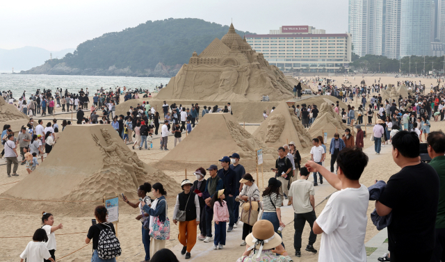 지난 5월 열린 ‘2024 해운대 모래축제’가 사진 찍기 좋은 특별한 볼거리로 100만 명이 넘는 방문객을 모았다. 정종회 기자 jjh@