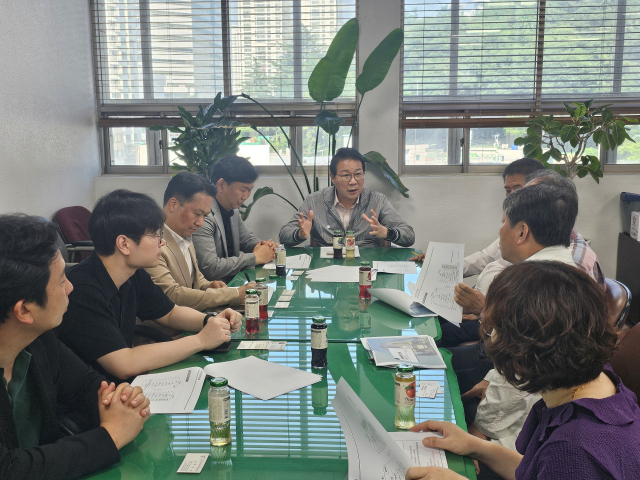 지난 5일 부산진시장에서 동구청, 현대백화점 부산점, 전통시장 회장단이 지역 상생 발전 방안을 논의하고 있다. 동구청 제공