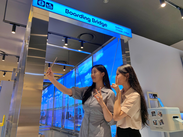 롯데백화점이 11일부터 오는 30일까지 서울 송파구 잠실 롯데월드몰에서 삼성전자의 갤럭시 스튜디오 팝업스토어를 선보인다고 11일 밝혔다. 사진은 고객들이 '갤럭시 스튜디오' 팝업스토어에서 기념 촬영하는 모습. 연합뉴스