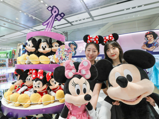 현대백화점은 11일부터 오는 31일까지 디즈니스토어 전국 6개 매장에서 론칭 1주년 기념 프로모션을 진행한다고 11일 밝혔다. 사진은 직원들이 경기 성남시 현대백화점 판교점 디즈니스토어에서 1주년 기념 프로모션을 소개하는 모습. 연합뉴스
