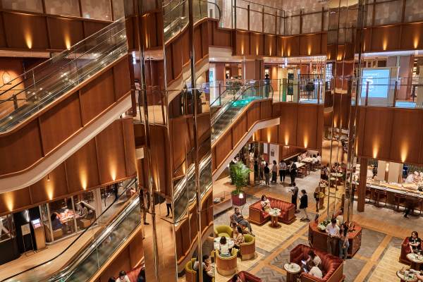 신세계백화점 강남점이 지난달 6월 10일 '하우스 오브 신세계'를 오픈, 한 달간 푸드홀 매출이 전년 동기 대비 3배 가까이 뛰어올랐다고 11일 밝혔다. 사진은 하우스 오브 신세계 아트리움 전경. 연합뉴스