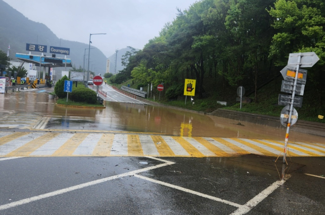 10일 오후 충북 옥천군 동이면 경부고속도로 금강휴게소가 집중호우로 불어난 강물에 침수된 모습. 연합뉴스