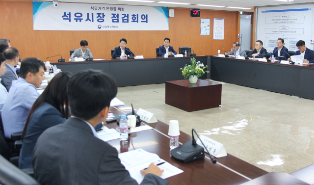 산업통상자원부 이호현 에너지정책실장이 11일 오후 서울 종로구 석탄회관에서 ‘석유시장 점검회의’를 주재하고, 인사말을 한 후 유류세 환원 시행에 따른 석유가격 동향 등을 논의했다. 산업부 제공