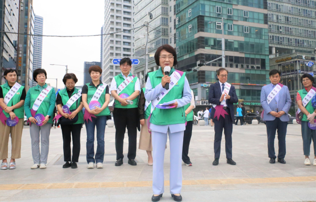 부산시새마을회(회장 백옥자)는 7월 11일 해운대해수욕장에서 ‘관광하기 좋은 부산 홍보 캠페인’을 펼쳤다.