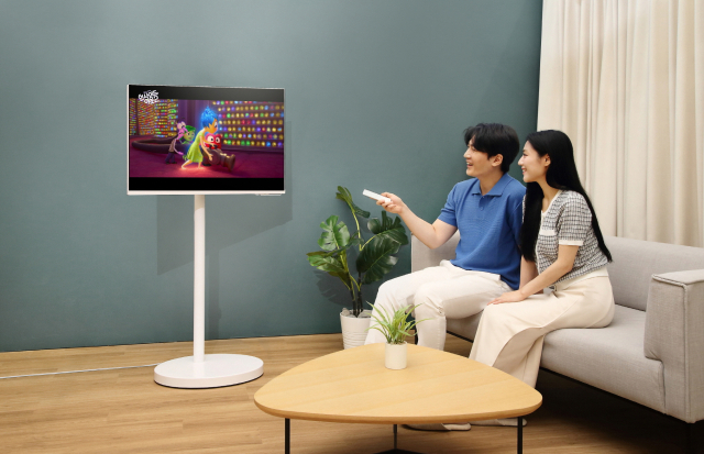 삼성전자 모델이 삼성전자 스마트모니터에 무빙 스탠드를 결합한 ‘무빙스타일’을 소개하고 있다.삼성전자 제공