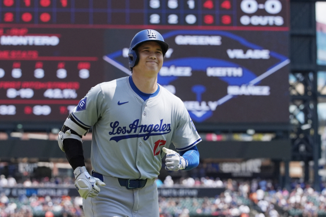 LA 다저스의 오타니 쇼헤이가 14일(한국시간) 미국 미시간주 디트로이트 코메리카파크에서 열린 2024 MLB 디트로이트 타이거스와 원정 경기에서 5회초 오른쪽 담장을 넘기는 솔로 홈런을 날린 뒤 베이스를 돌고 있다. AP연합뉴스