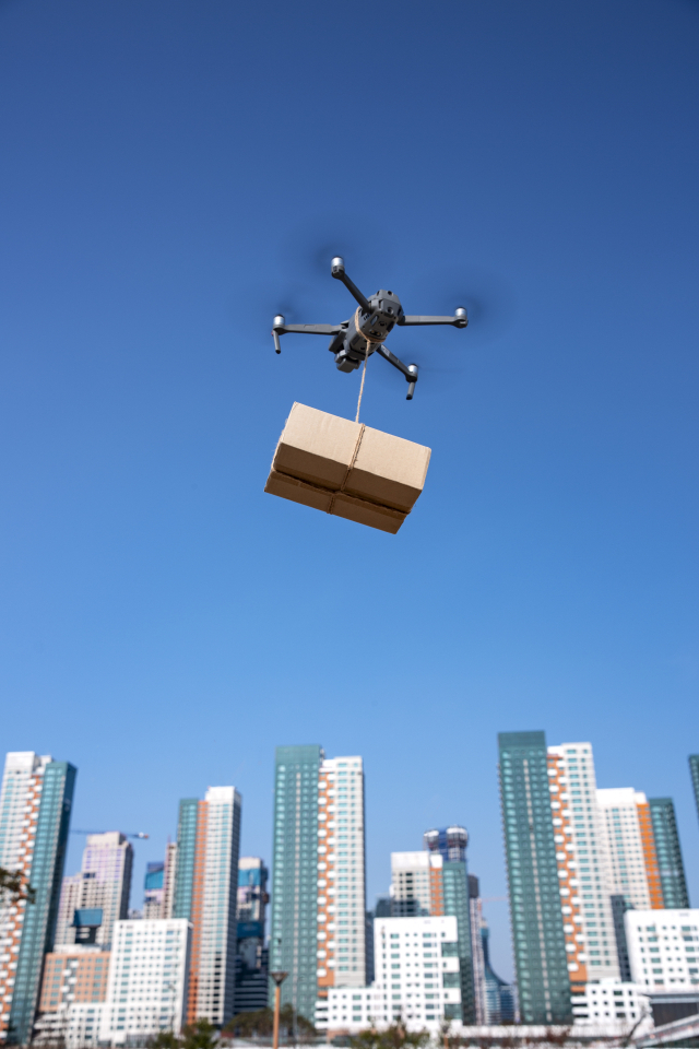 드론을 이용해 물건을 옮기는 모습. 이미지투데이 제공