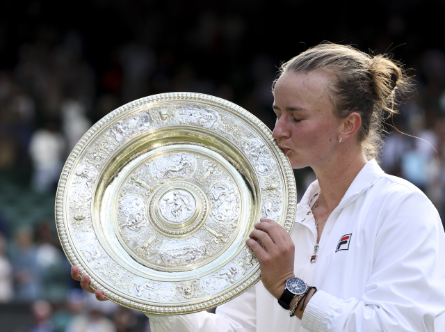 바르보라 크레이치코바가 13일 영국 런던에서 열린 윔블던 테니스 챔피언십 여자 단식 결승 상대로 격돌한 자스민 파올리니를 꺾고 우승 트로피에 입맞춤하고 있다. 신화연합뉴스