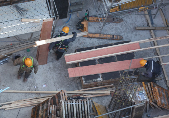 서울의 한 공사 현장에서 인부들이 작업을 하고 있다. 부산일보DB