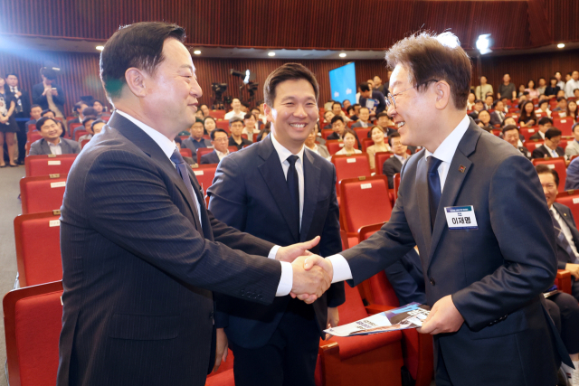 14일 서울 여의도 국회도서관 강당에서 열린 더불어민주당 8·18 전당대회 최고위원 선출을 위한 예비경선에서 이재명 당대표 후보가 김두관(왼쪽), 김지수(가운데) 후보와 인사를 나누고 있다. 연합뉴스