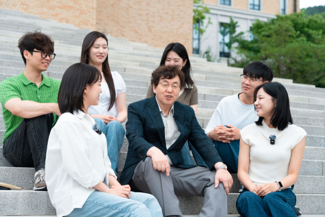 부산외국어대학교는 장순흥(가운데) 총장의 주도로 무료 조식 제공·교내 부속 의원 운영 등 학생 친화적 환경을 만들고 있다. 부산외대 제공