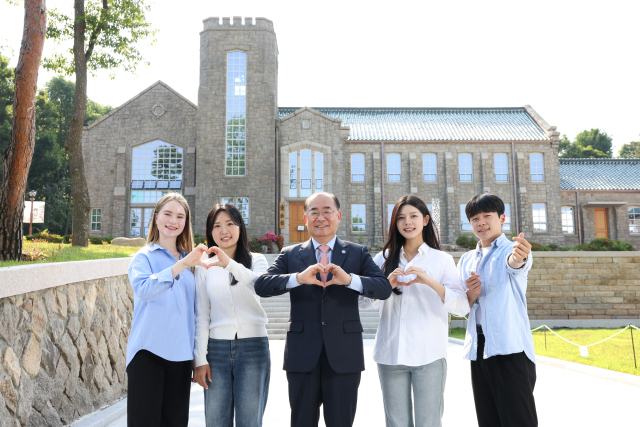 부산대학교는 글로컬대학에 최종 선정돼 세계 중심대학으로 도약할 기틀을 마련했다. 최재원(가운데) 총장과 학생들이 예비 신입생들의 지원을 기다리는 모습. 부산대 제공