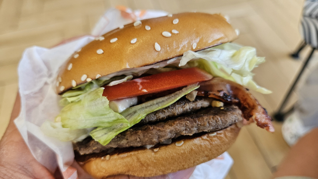 이번 맥도날드 신메뉴에는 한국의 가장 친숙한 식재료이자 경남의 풍부한 햇볕을 맞고 자라 깔끔한 매운맛을 자랑하는 진주 고추가 사용됐다. 김현우 기자