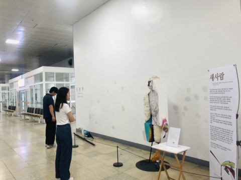 부산종합버스터미널을 찾은 이용객이 김윤호 작가의 작품을 감상하고 있다