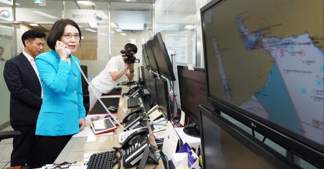 강인선 외교부 제2차관이 15일 해양수산부 종합상황실에서, 홍해·아덴만에서 우리 선박 보호 임무를 수행 중인 청해부대 제42진 대조영함과 통화하고 있다. 해수부 제공