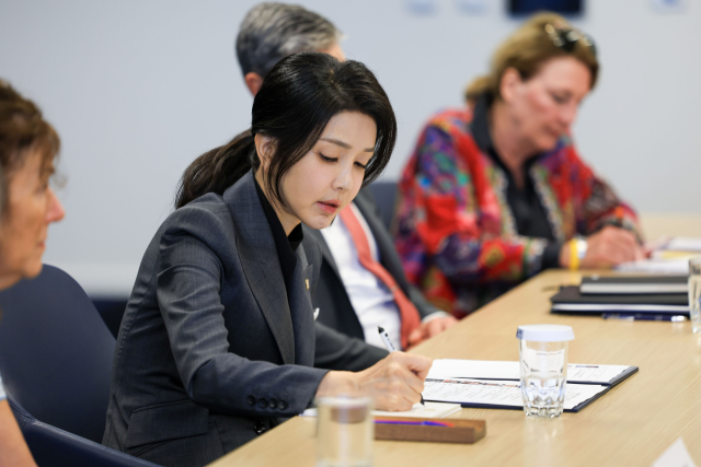 김건희 여사가 지난 11일(현지시간) 미국 워싱턴DC 민주주의진흥재단(NED)에서 열린 북한인권간담회에 참석해 있다. 연합뉴스