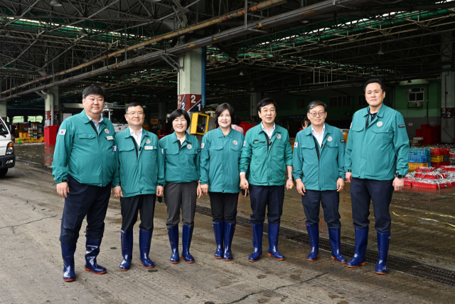 부산시의회 최도석(오른쪽 세 번째) 해양도시안전위원장과 위원들은 15일 후반기 원구성 이후 첫 임시회 개의에 앞서 현장을 찾아 시민 삶에 실질적으로 도움이 되는 정책 발굴을 위해 발벗고 나섰다. 부산시의회 제공