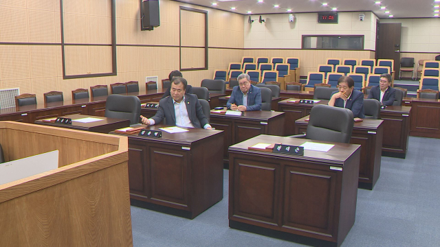 지난 12일 의장단 선거를 위해 모인 김윤택 의원과 그를 지지하는 동료 의원 4명. 하지만 다른 5명 의원이 출석하지 않으면서 의결 정족수를 채우지 못해 의회는 파행했다.김현우 기자