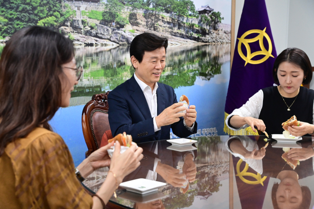 조규일 진주시장이 시청에서 직원들과 함께 ‘진주 고추 크림치즈 버거’를 직접 시식해보고 있다. 진주시 제공