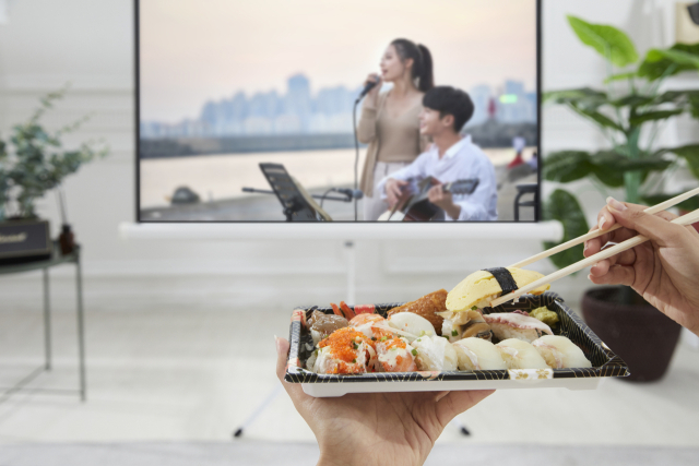 앉거나 누워서 2시간 이상 TV를 보는 생활 습관이 비만 위험을 가장 크게 높이는 것으로 나타났다.