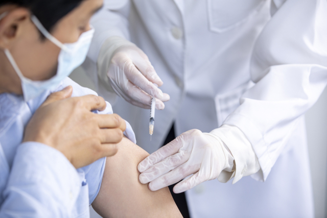 감염병 위험 지역을 여행한다면 최소 출국 2주 전에 예방접종을 해야 한다.