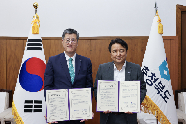 최원목 신용보증기금 이사장(왼쪽)과 김영환 충북지사가 지난 15일 충북도청에서 열린 지역특화 스타트업 육성을 위한 ‘글로컬(Glocal) 스타트업 공동 지원사업 업무협약식’에서 기념 촬영을 하고 있다. 신보 제공