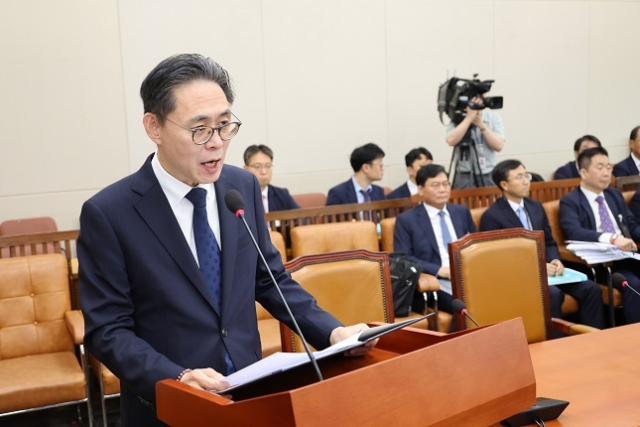 강민수 국세청장 후보자가 지난 16일 오전 국회 기획재정위원회에서 열린 인사청문회에서 업무보고를 하고 있다. 연합뉴스