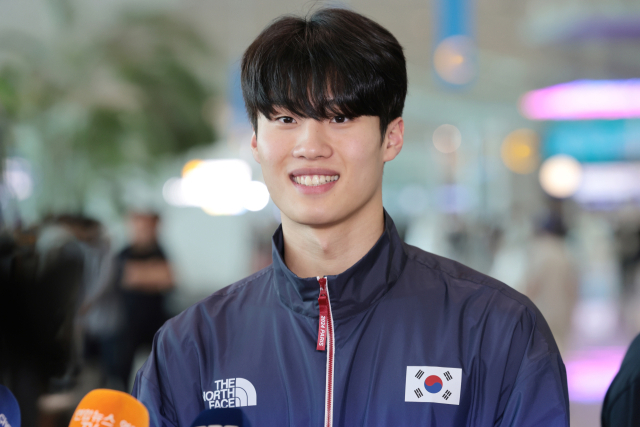 2024 파리 올림픽에 출전하는 수영 국가대표 황선우가 16일 오전 인천국제공항에서 출국에 앞서 밝은 표정으로 인터뷰하고 있다. 연합뉴스