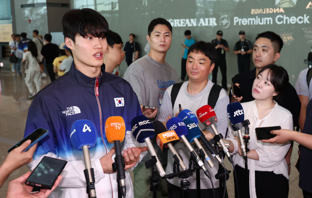 2024 파리 올림픽에 출전하는 수영 국가대표 황선우가 16일 오전 인천국제공항에서 출국 전 인터뷰를 하고 있다. 연합뉴스