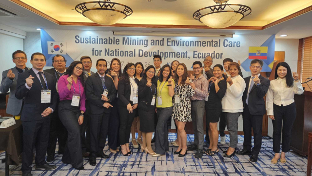 ‘폐광산지역 사회적 환경 문제 해결 및 지속가능한 자원산업 발전을 위한 기술 및 정책’을 주제로 열린 한국광해광업공단(KOMIR) 초청 연수에서 에콰도르 광산환경 분야 공무원들이 기념 촬영을 하고 있다. 광해광업공단 제공