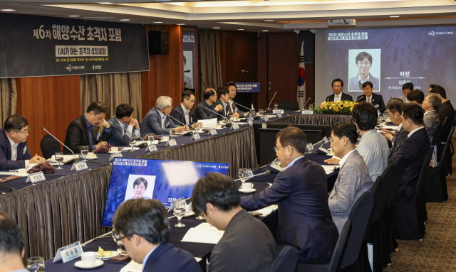 16일 오전 롯데호텔 부산에서 ‘AI가 여는 초격차 신해양시대’를 주제로 제6차 해양수산 초격차 포럼이 열렸다. 주제와 관련한 기조 강연이 끝난 뒤 참석자들이 토론하고 있다. 김종진 기자 kjj1761@