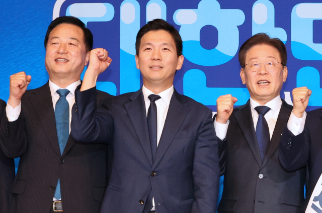 더불어민주당 8·18 전당대회 당대표 선거에 출마한 김두관(왼쪽부터)·김지수·이재명 당대표 후보가 지난 14일 기념촬영을 하고 있다. 연합뉴스