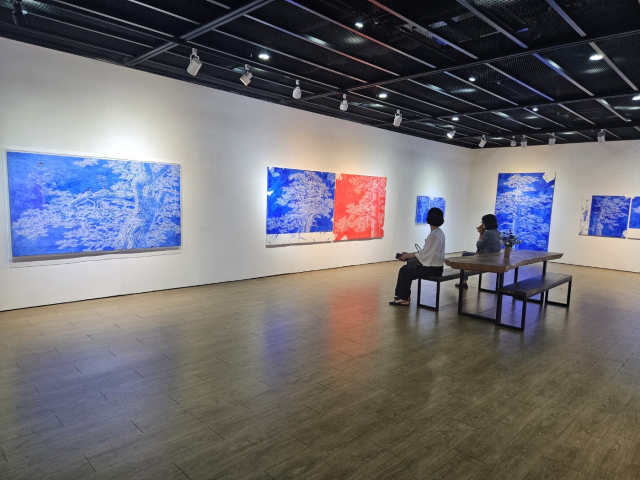 금련산역갤러리에서 전시를 보는 관객 모습.