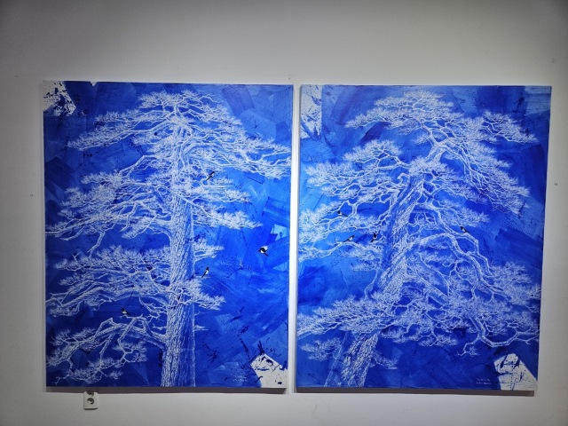 전시장에 걸린 대형 소나무 2점.