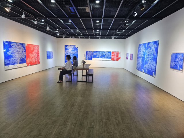 금련산역갤러리에서 전시를 보는 관객 모습.